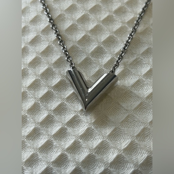 Louis Vuitton Metal Essential V Supple Necklace Silver - Picture 2 of 9